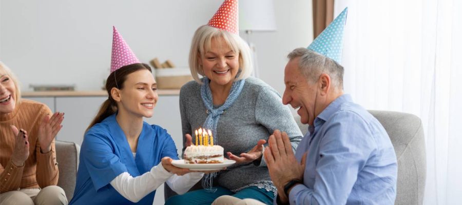 gens faisant un anniversaire dans un EHPAD