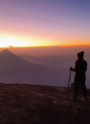 femme bloggeuse de voyage en train de contempler un lever de soleil sur un volcan en Amérique centrale