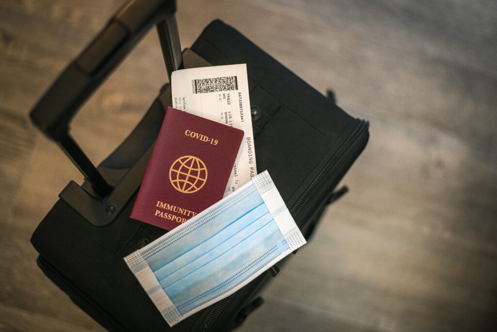 passeport, billet d'avion et valise noire